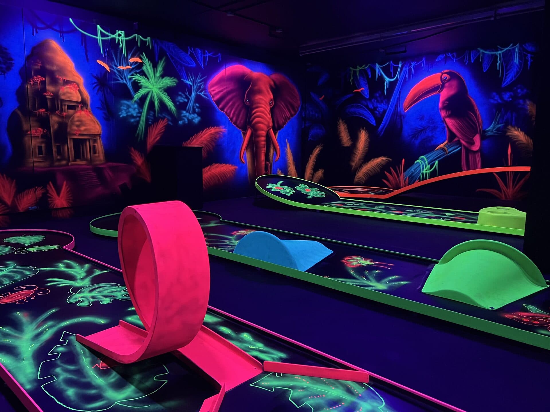 3D-Schwarzlicht-Landschaft beim Neon Golf in Bautzen