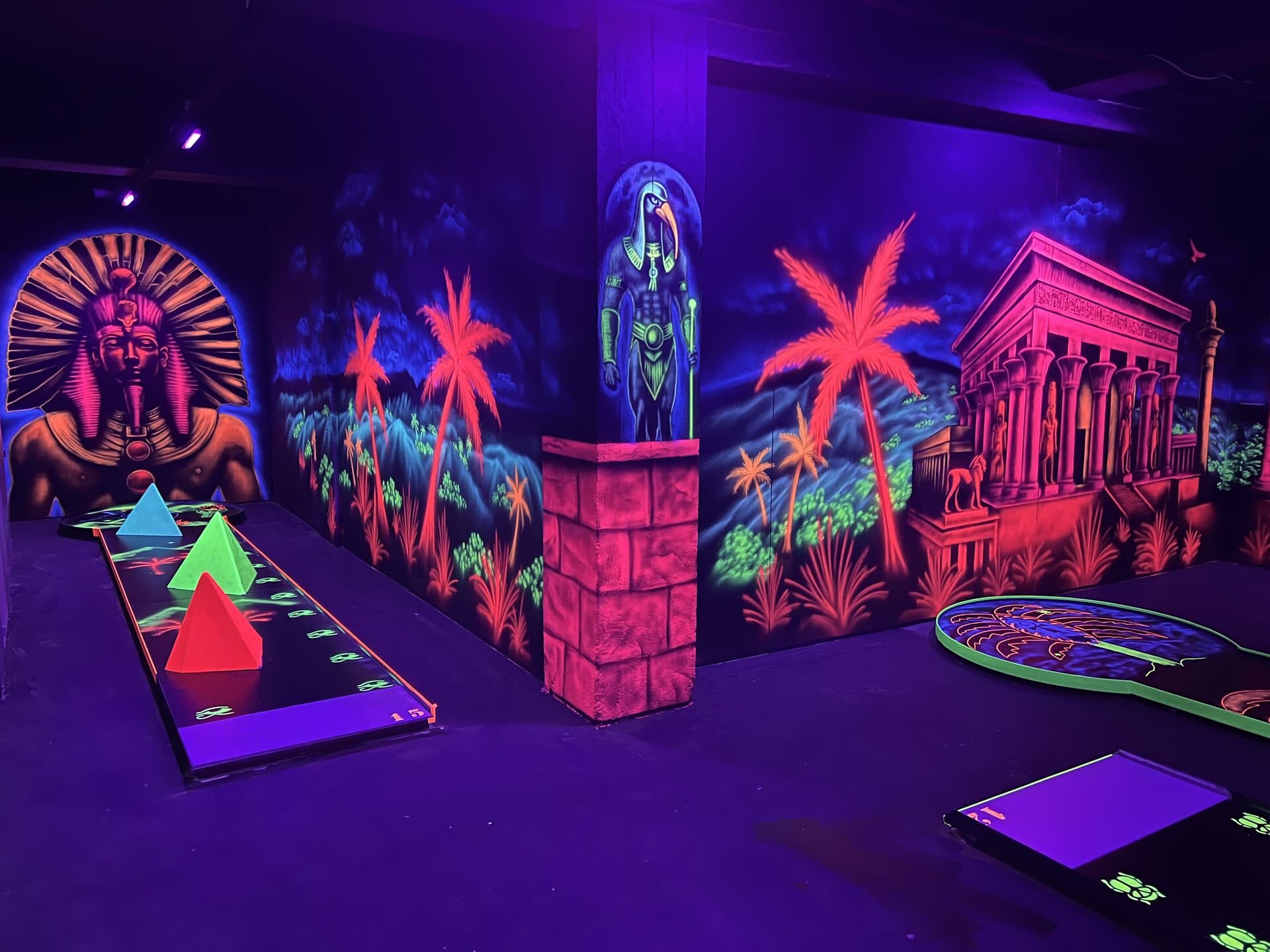 Gruppe hat Spaß beim Neon Golf im Laserland Bautzen