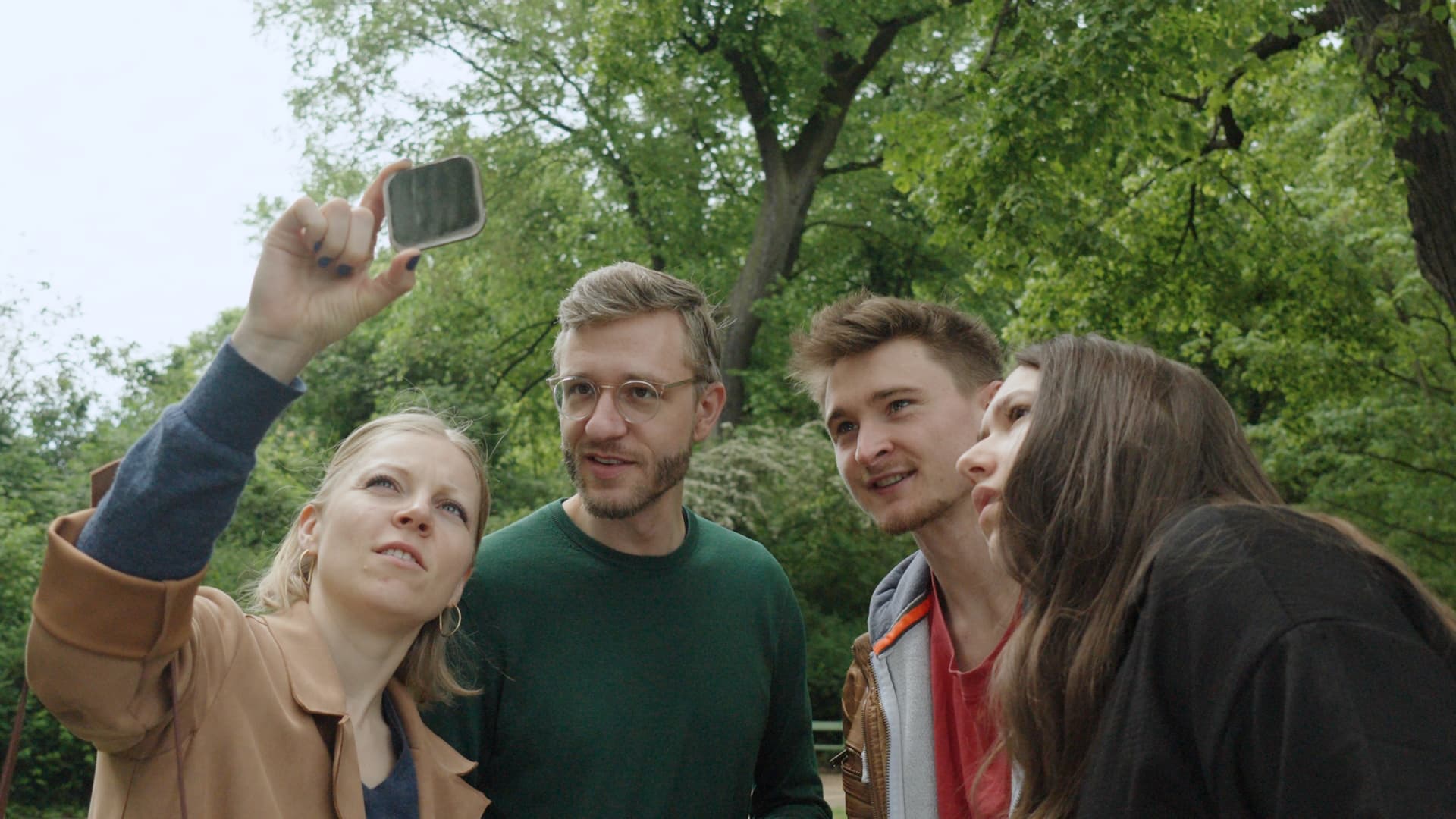 Gruppe hält magischen Kessel beim Zauberwürfel-Spiel