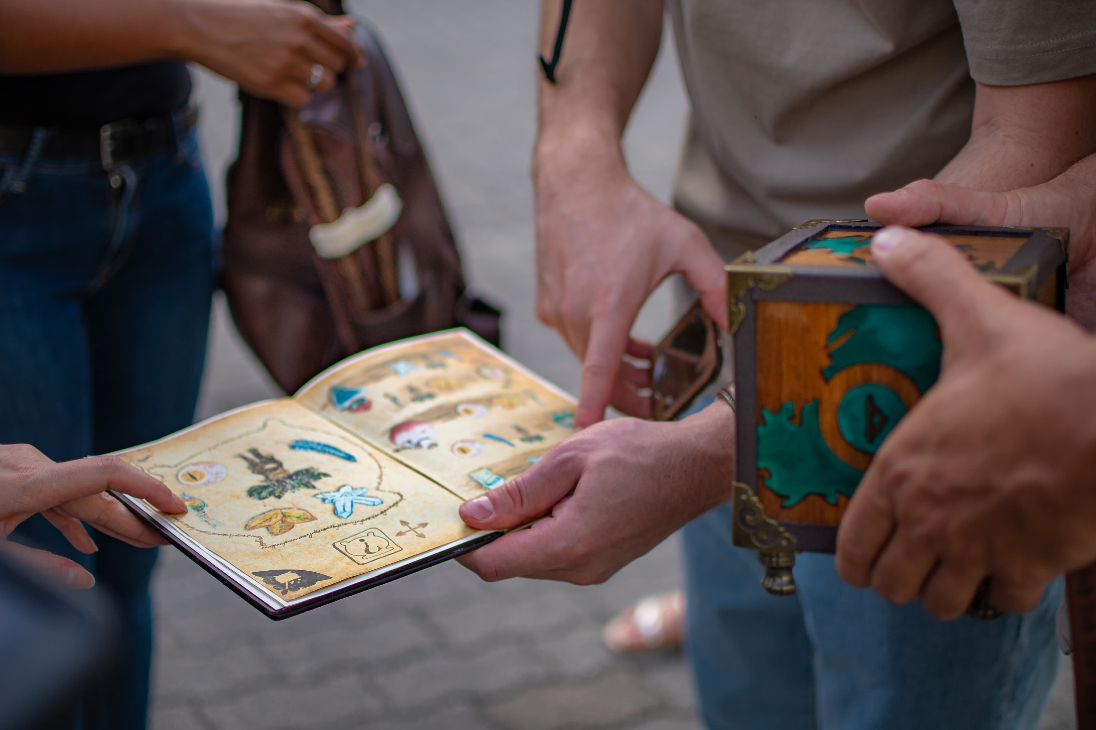 Spieler zeigen auf das magische Buch beim Outdoor-Game
