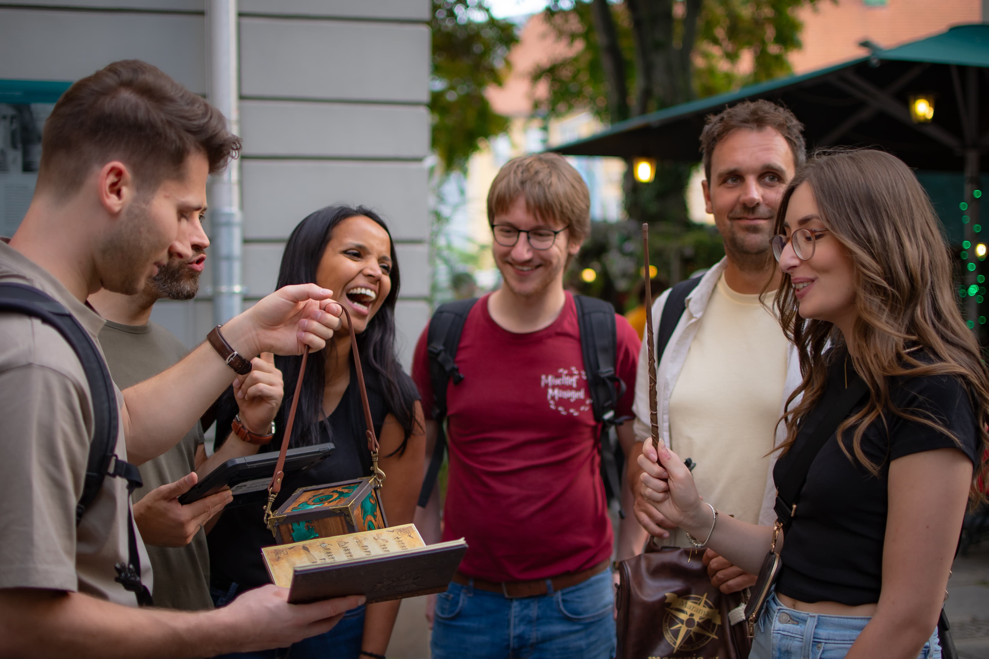 Lachende Gruppe von Zauberlehrlingen beim Escape-Game