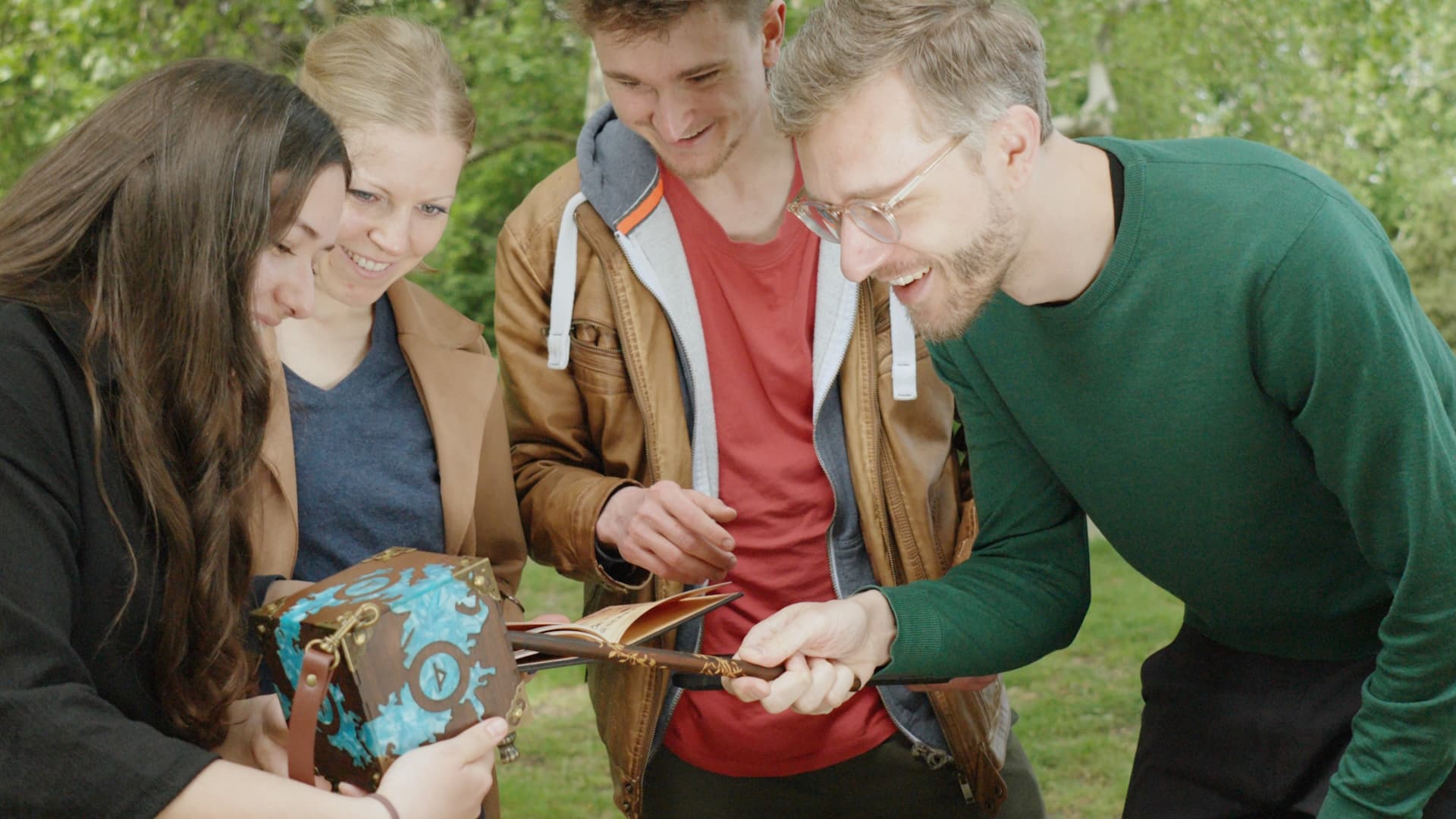 Zauberstab berührt den magischen Würfel bei Auroras Zauberwürfel
