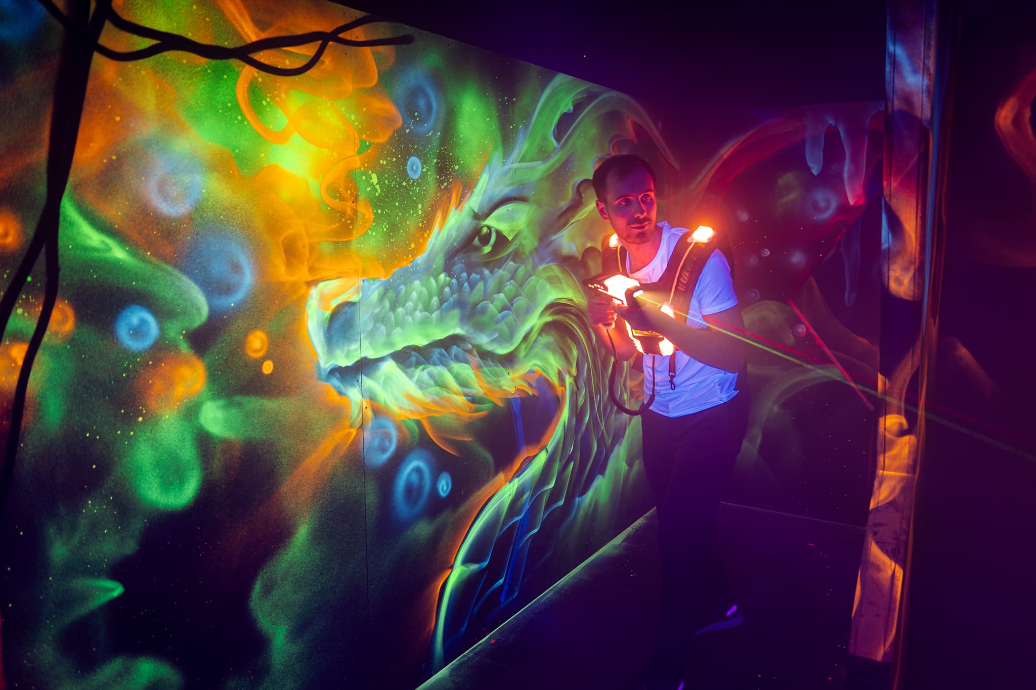 Neon-beleuchtete Lasertag-Arena für Gruppen und Events