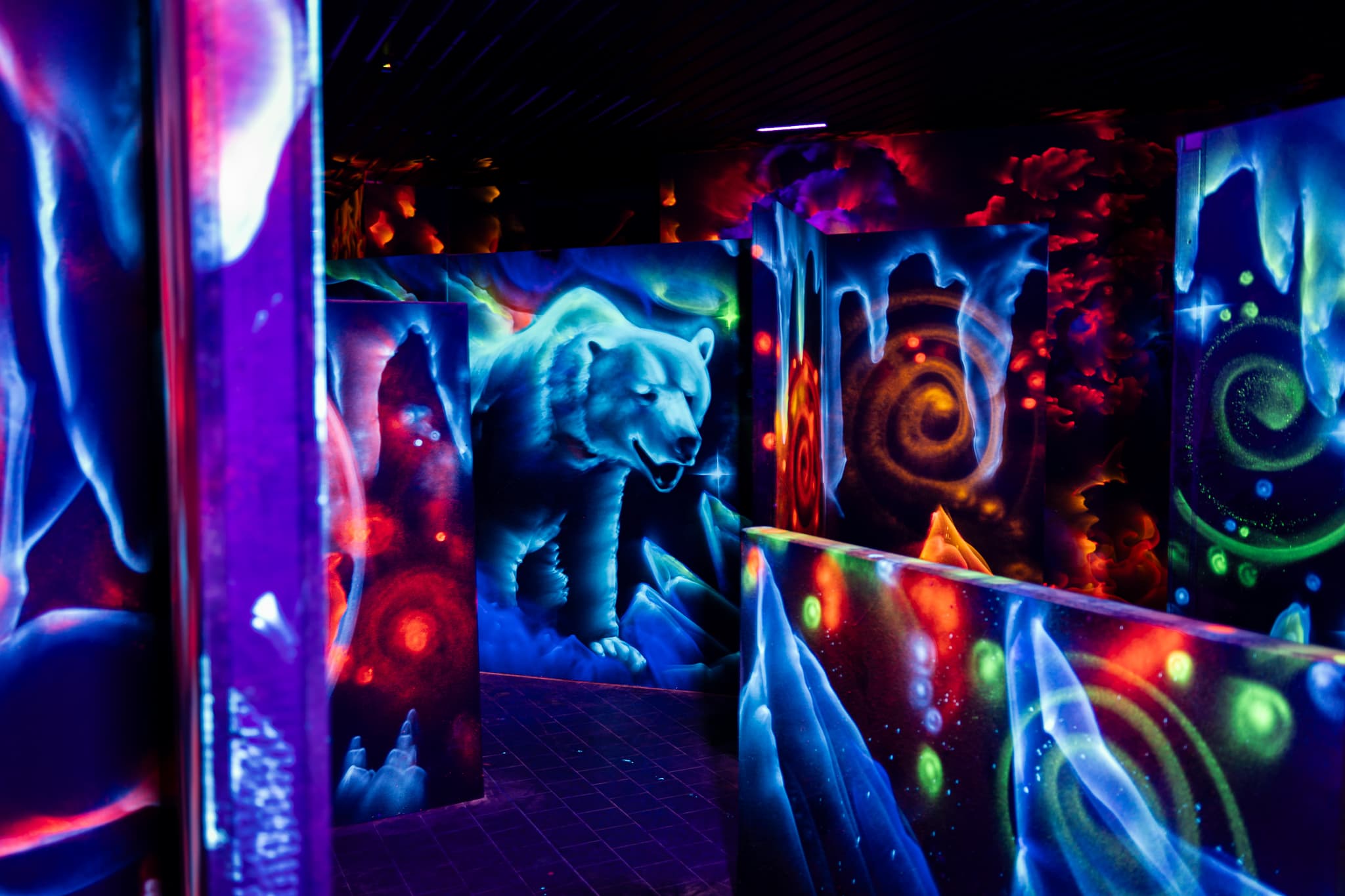 Lasertag-Spieler mit Weste und Laserwaffe in Cottbus