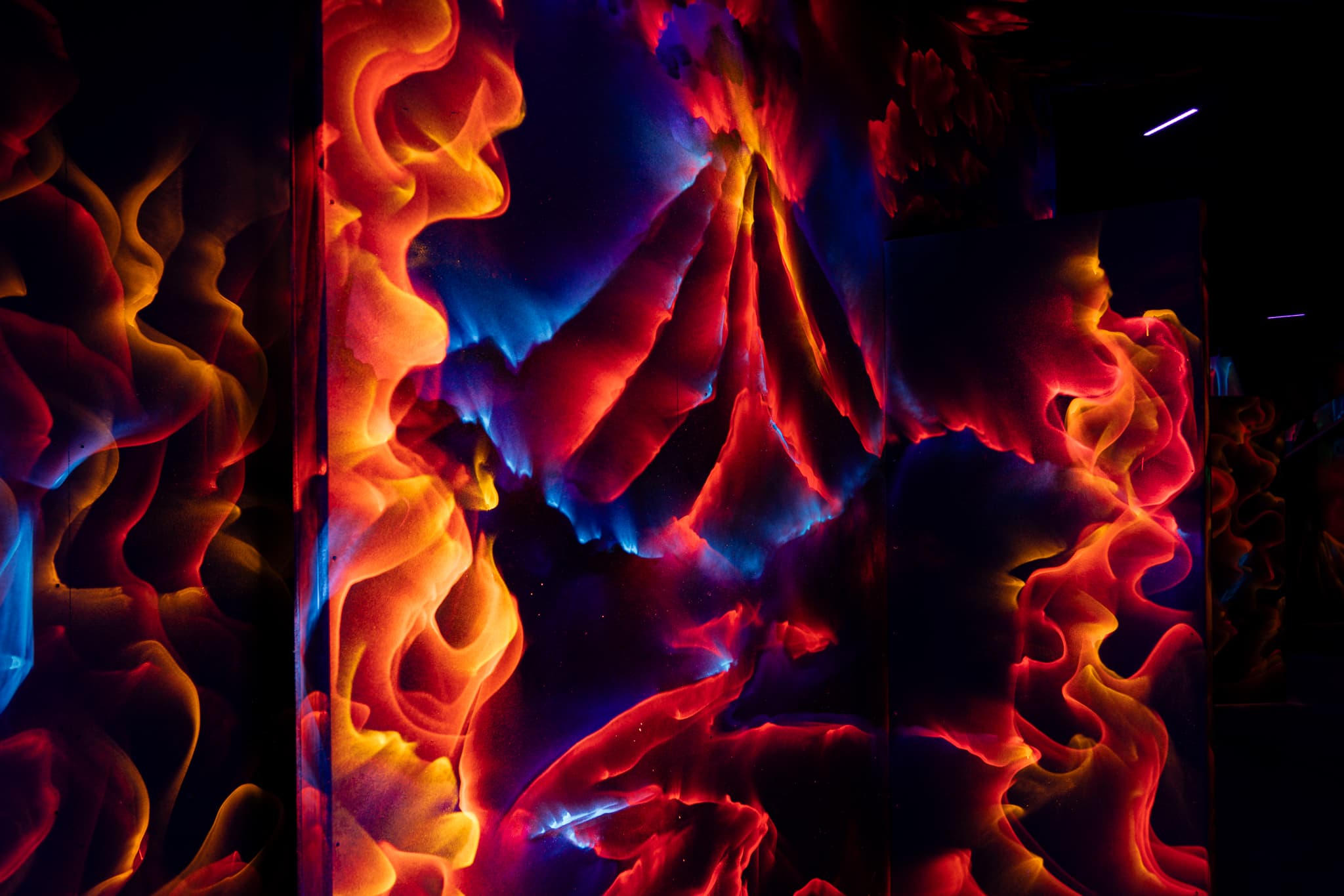 Teamspiel in der Neon-beleuchteten Lasertag-Arena