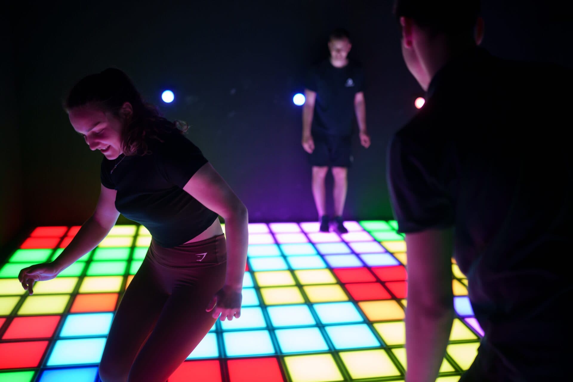 Neon Spielfläche mit bunten LED-Feldern