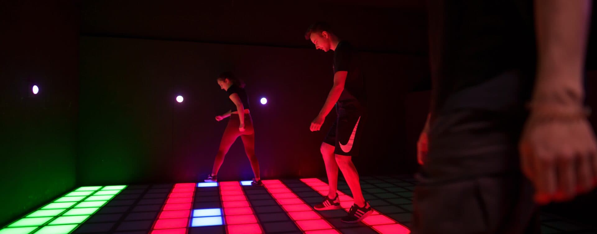 Teamspiel auf dem interaktiven Boden im Laserland