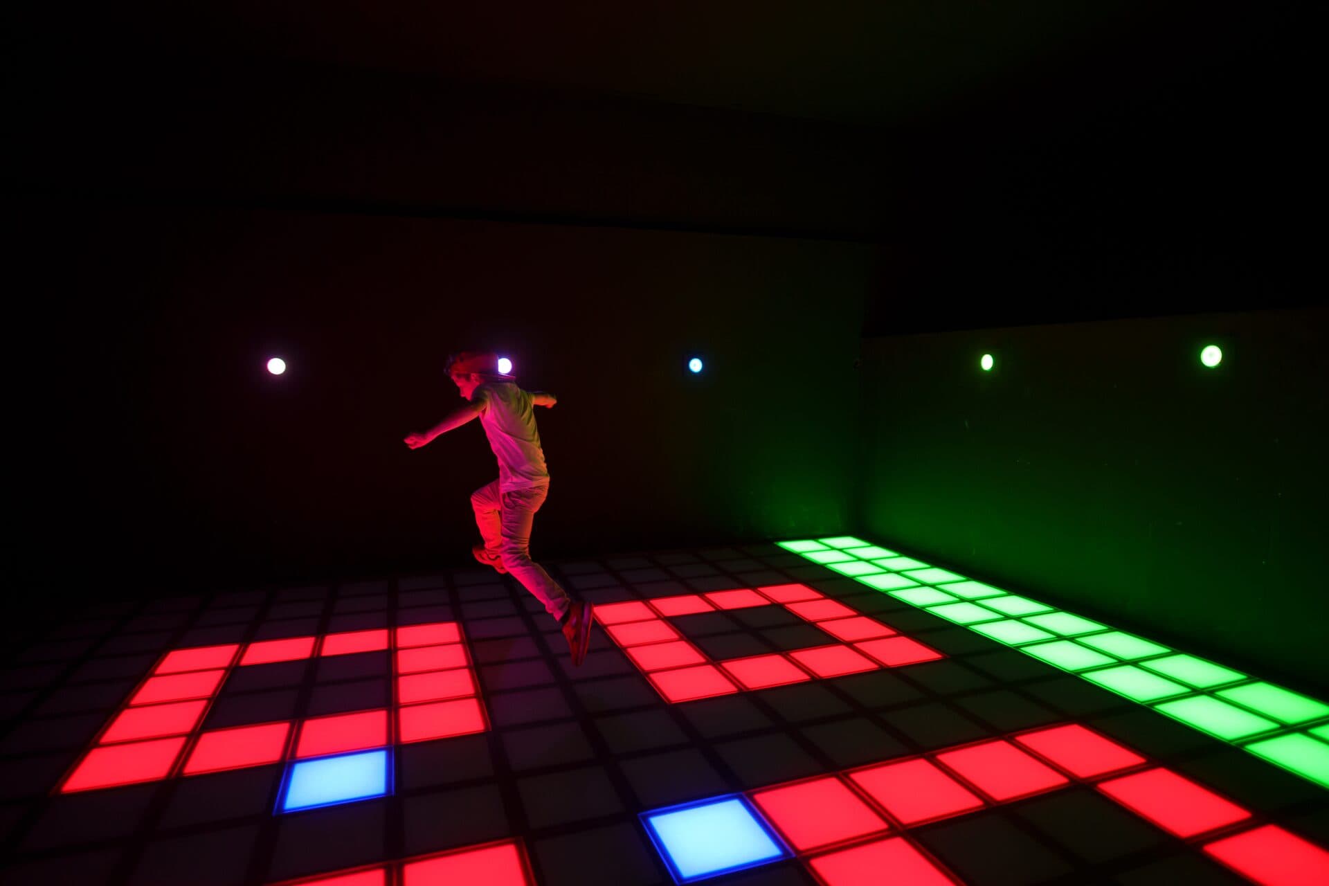 Touchsensitiver Boden für interaktive Spiele