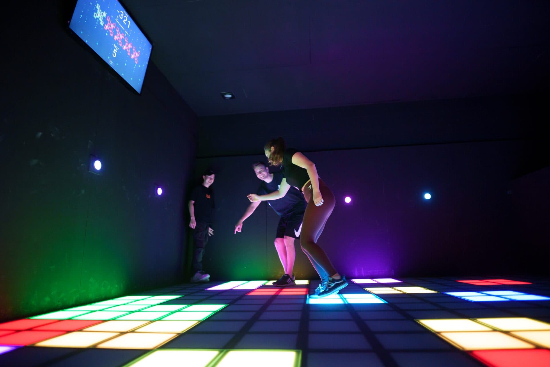 Interaktiver Pixel Games Spielboden mit bunten Lichteffekten im Laserland Bautzen