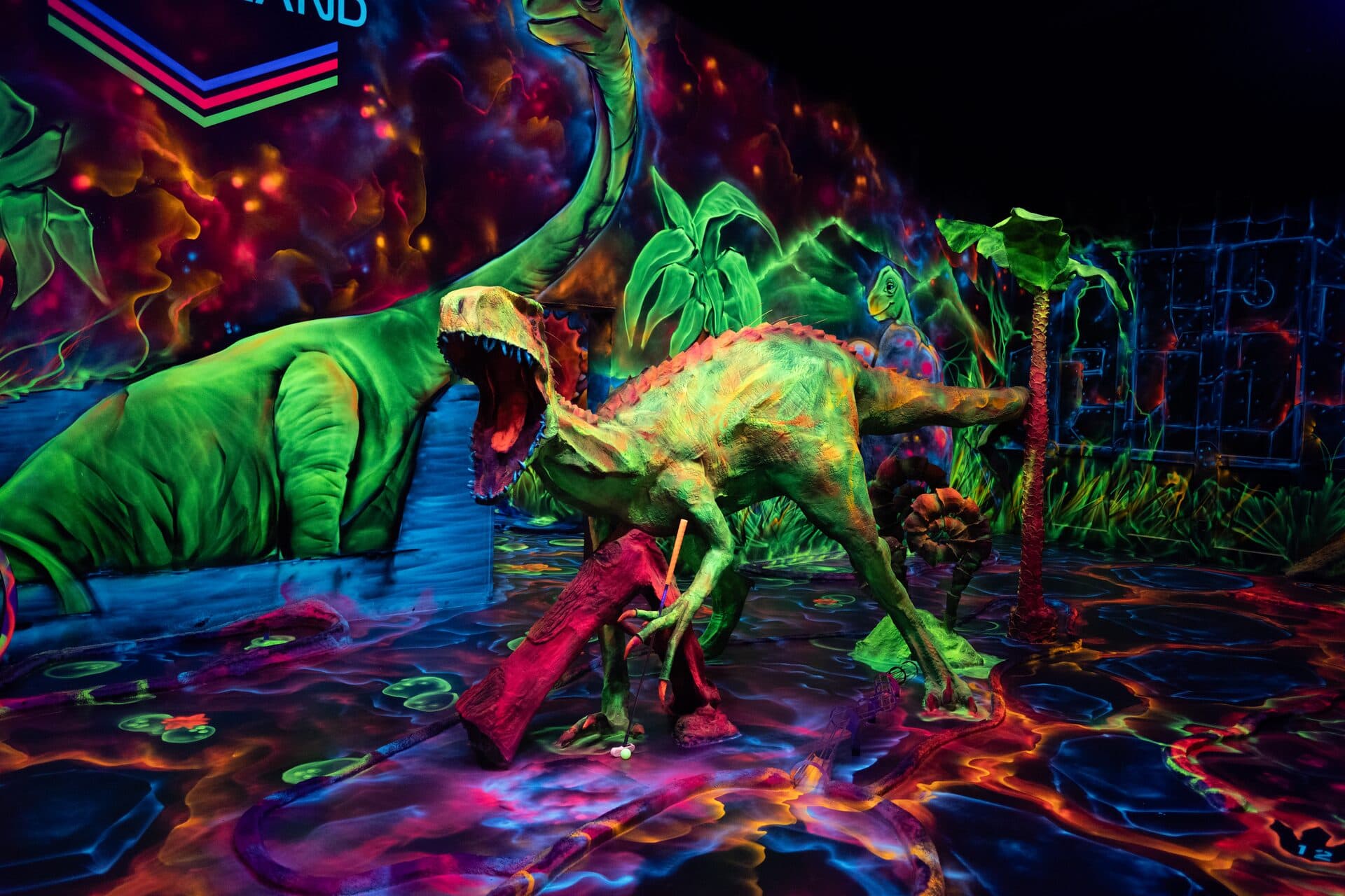 Neon Golf Bahn unter Schwarzlicht im Laserland Chemnitz