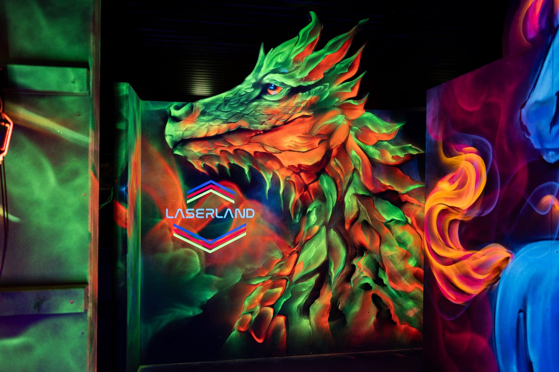 Lasertag Spieler mit Ausrüstung in der Neon-Arena des Laserland Chemnitz