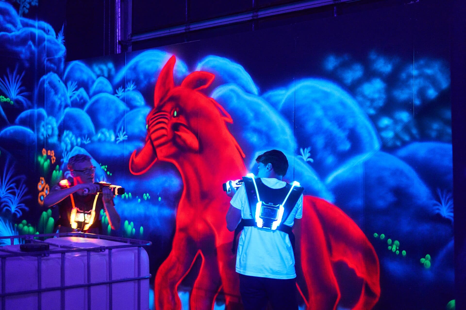 Lasertag-Spieler zielt mit Laserwaffe in Bautzen