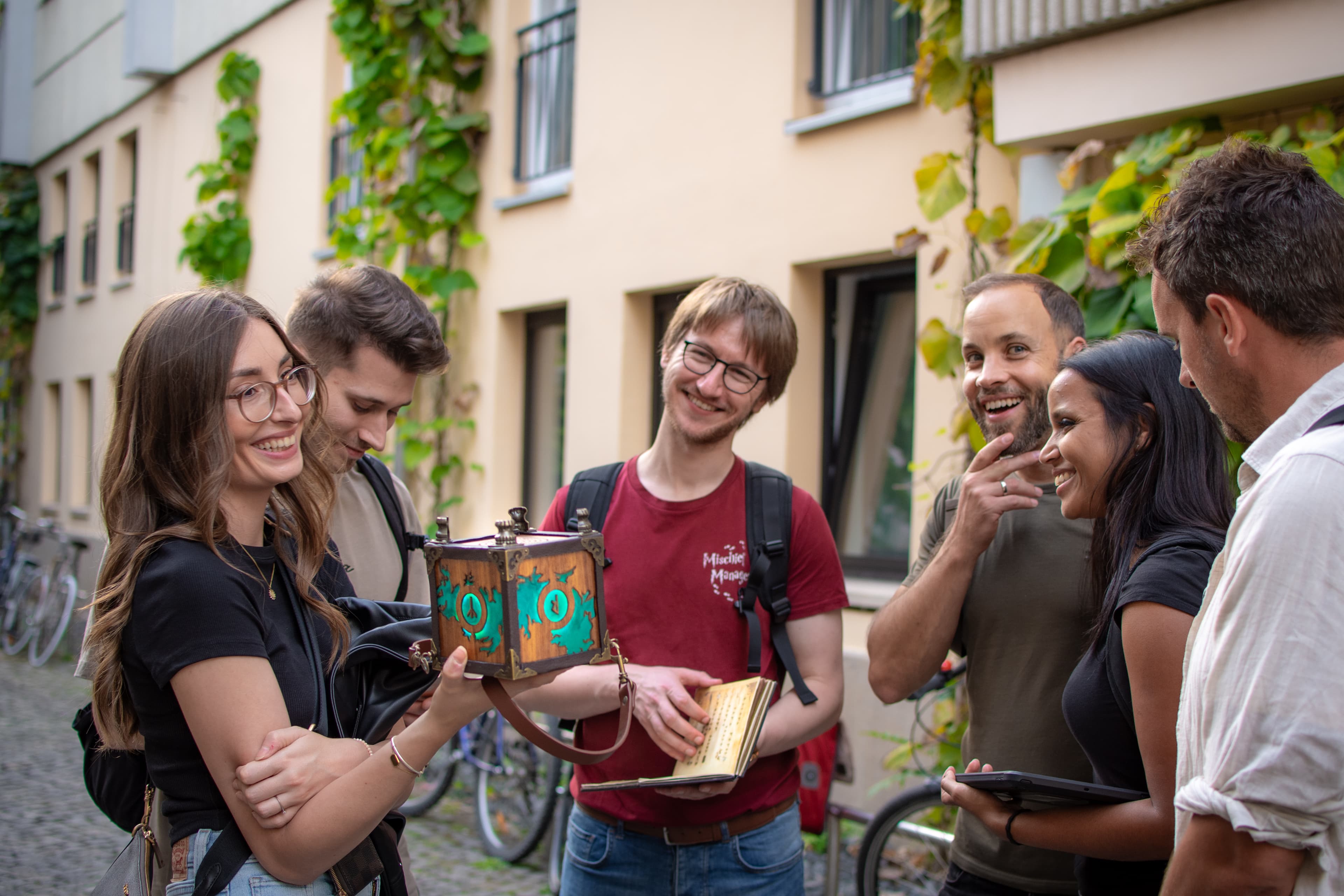 Lachende Gruppe beim Zauberwürfel-Spiel in Chemnitz