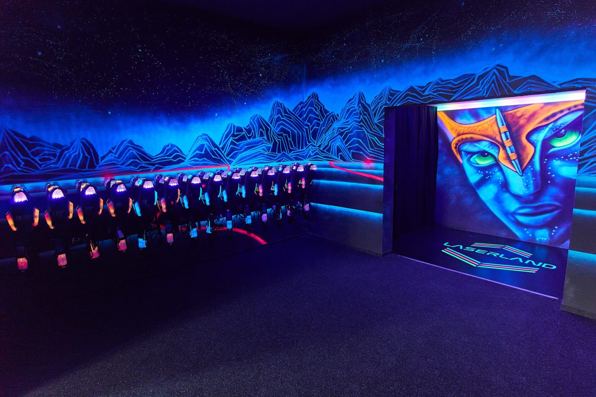 Lasertag Spieler mit Ausrüstung in der Neon-Arena des Laserland Bautzen